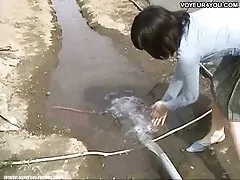 Busty latina იღებს pranked და fucked საჯარო